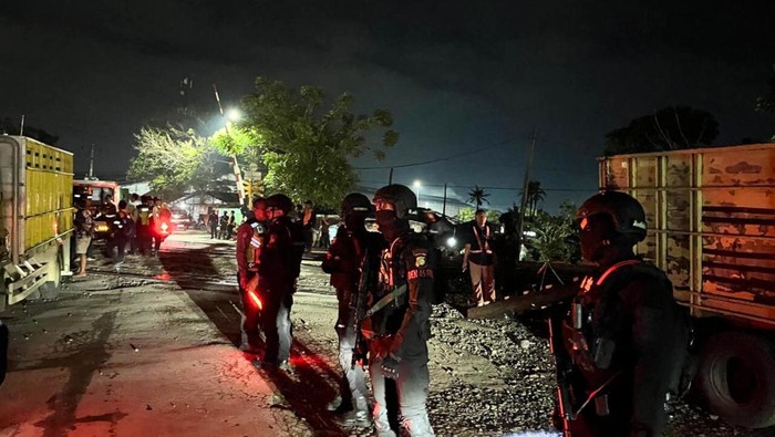 Brimob Polda Metro Amankan Lokasi Kereta Anjlok di Bekasi Brimob Polda Metro Amankan Lokasi Kereta Anjlok di Bekasi