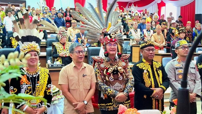 Bupati Malinau berfoto bersama akademisi Rocky Gerung, yang turut hadir di ruang sidang paripurna. (Oktavian Balang/detikKalimantan) Bupati Malinau berfoto bersama akademisi Rocky Gerung, yang turut hadir di ruang sidang paripurna. (Oktavian Balang/detikKalimantan)
