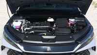 Di balik kap mesin, BYD menggunakan mesin bensin 1.5L dengan tenaga 74 kW dan torsi 126 Nm. Sementara pilihan motor listriknya tersedia dalam dua varian—120 kW dan 160 kW. Kombinasi itu memungkinkan Qin L DM-i bisa melaju hingga 128 km hanya dengan tenaga listrik. Nah, jika mode full listriknya dinyalakan, maka secara akumulatif kendaraan tersebut punya konsumsi bahan bakar hingga 2,7 liter/100 km. Kalau dikonversi, konsumsi BBM-nya sekitar 37 km/liter. Foto: Doc. Carnewschina