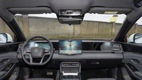 Masuk ke kabin, suasananya terasa lebih bersih dan modern. BYD menghapus tuas transmisi konvensional dan menggantinya dengan tuas model column-mounted di belakang setir. Hasilnya, area konsol tengah kini tampak lapang dan minimalis. Sistem infotainment DiLink100 juga mendapat peningkatan besar: ada mode khusus untuk pecinta hewan peliharaan, hingga fitur karaoke tanpa perlu mikrofon—pas buat yang hobi nyanyi di perjalanan. Foto: Doc. Carnewschina