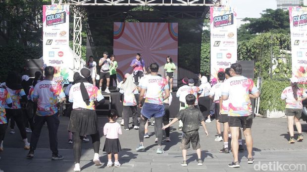 Color Run Light Fest Tangerang 2025 x Yamaha Peserta mengikuti Color Run Light Fest Tangerang 2025 di Alam Sutera, Minggu (26/10/2025). Acara ini juga dimeriahkan aktivitas booth Yamaha hingga pertunjukan dari DJ Agung W.
