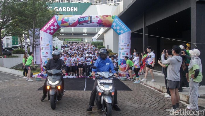 Color Run Light Fest Tangerang 2025 x Yamaha Peserta mengikuti Color Run Light Fest Tangerang 2025 di Alam Sutera, Minggu (26/10/2025). Acara ini juga dimeriahkan aktivitas booth Yamaha hingga pertunjukan dari DJ Agung W.