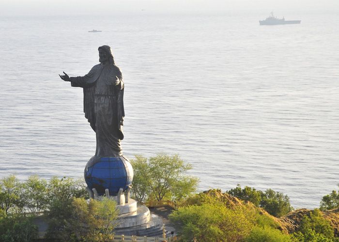 Cristo Rei Patung Cristo Rei yang merupakan patung Yesus Kristus setinggi kurang lebih 27 meter, yang menjadi landmark di Kota Dili sekaligus Timor Leste.