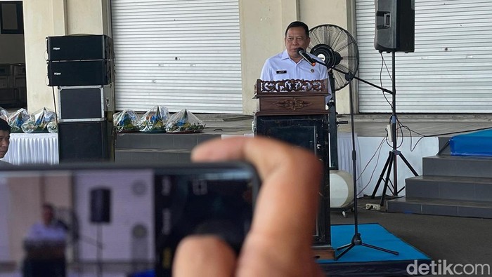 Direktur Jenderal Perikanan Tangkap (DJPT) KKP, Lotharia Latif, saat meninjau aktivitas di Pelabuhan Perikanan Nusantara (PPN) Kejawanan, Kota Cirebon, Minggu (26/10/2025). Direktur Jenderal Perikanan Tangkap (DJPT) KKP, Lotharia Latif, saat meninjau aktivitas di Pelabuhan Perikanan Nusantara (PPN) Kejawanan, Kota Cirebon, Minggu (26/10/2025).