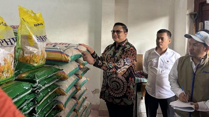 Direktur Pengawasan Penerapan Standar Keamanan dan Mutu Pangan Bapanas Brigjen Hermawan melakukan sidak di Pasar Sentral Soppeng. Direktur Pengawasan Penerapan Standar Keamanan dan Mutu Pangan Bapanas Brigjen Hermawan melakukan sidak di Pasar Sentral Soppeng.