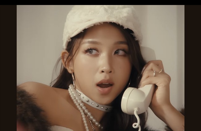 Penampilan Dita dalam video klip ‘love so sweet’ tak luput dari sorotan. Ia tampil menawan dalam balutan sleeveless crop top dan furry coat, berpadu aksesori hoop earrings dan flat cap yang chic. Foto: Instagram