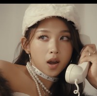 Penampilan Dita dalam video klip ‘love so sweet’ tak luput dari sorotan. Ia tampil menawan dalam balutan sleeveless crop top dan furry coat, berpadu aksesori hoop earrings dan flat cap yang chic. Foto: Instagram