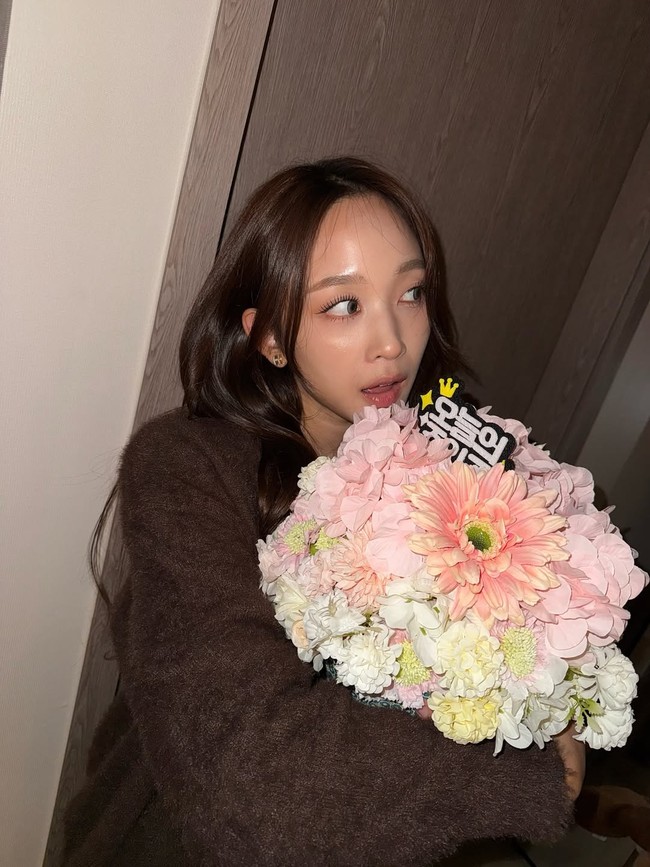 Pemilik nama lengkap Anak Agung Ayu Puspa Aditya Karang itu tak lupa mengucapkan terima kasih kepada penggemar setia yang menunggu comeback-nya lewat postingan Instagram. “Thank you everyone 🫶🏼 truly a blessing to be able to celebrate my solo debut yesterday 🤎🍒🥧🪽” seru Dita. Foto: Instagram