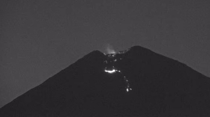 Erupsi Semeru Gunung Semeru di Kabupaten Lumajang, Jawa Timur, kembali mengalami erupsi pada Sabtu (25/10) malam. Erupsi Gunung Semeru berupa letusan disertai luncuran lava pijar sejauh 2.500 meter dari puncak kawah menuju Besuk Kobokan.