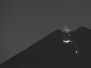 Gunung Semeru Kembali Erupsi, Lava Pijar Meluncur 2,5 Kilometer