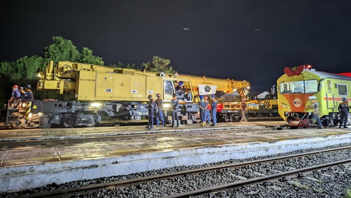 Evakuasi KA Purwojaya Selesai, Jalur Kedunggedeh Kembali Normal Evakuasi KA Purwojaya Selesai, Jalur Kedunggedeh Kembali Normal.