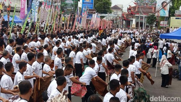 Flashmob Batik Suasana flashmob Harmoni Pesona Batik di Kota Magelang, Minggu (26/10/2025).
