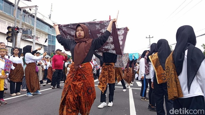 Flashmob Batik Suasana flashmob Harmoni Pesona Batik di Kota Magelang, Minggu (26/10/2025).