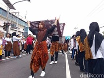 Potret Ribuan Orang Berbatik Flashmob di Alun-alun Magelang