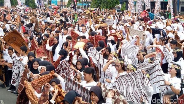 Flashmob Batik Magelang Keramaian peserta ikuti flasmob batik di Alun-alun Magelang, Minggu (26/10/2025).