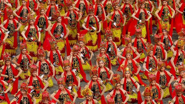ecara total, sebanyak 2.500 seniman ambil bagian dalam pagelaran tari akbar itu. Termasuk di dalamnya sekitar 1.300 penari yang berasal dari Banyuwangi dan daerah-daerah lain.