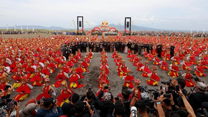 Gelaran Tari Gandrung Banyuwangi 2025 ecara total, sebanyak 2.500 seniman ambil bagian dalam pagelaran tari akbar itu. Termasuk di dalamnya sekitar 1.300 penari yang berasal dari Banyuwangi dan daerah-daerah lain.