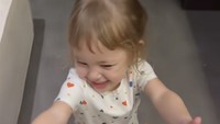 Dilihat dari unggahan TikTok jennifer.coppen (25/10), Kamari tampak bersemangat melihat ibunya membawa sekotak donat buatan Chewys Dessert. Usaha dessert milik Jennifer ini berbasis di Bali. Foto: TikTok jennifer.coppen