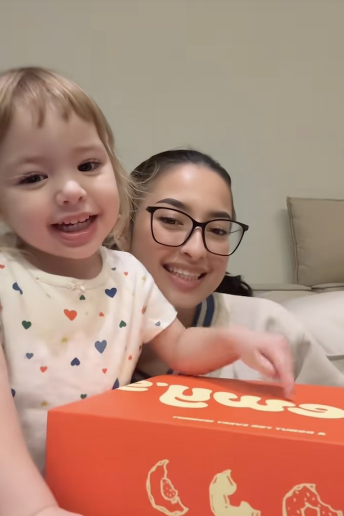 Gemas! Aksi Kamari Review Donat Chewy's Favoritnya Topping Stroberi