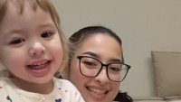 Hi guys, hari ini Mayi dan Mama mau makan Chewys, ujar Kamari di awal video. Momennya begitu menggemaskan, apalagi Kamari terlihat seperti food vlogger yang beraksi menunjuk kemasan donat tersebut. Foto: TikTok jennifer.coppen