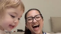 Begitu kemasannya dibuka, ekspresi Kamari terlihat berbinar-binar. Ia tertuju pada satu jenis donat favoritnya yaitu rasa stroberi. Wah, stroberi, i like it! ujarnya. Foto: TikTok jennifer.coppen