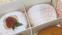Setelah sukses menjual brownies dan cookies, Chewys Dessert menawarkan donat gaya bomboloni. Donat tanpa lubang khas Italia ini ditawarkan mulai dari Rp 20 ribuan per buah. Foto: TikTok jennifer.coppen