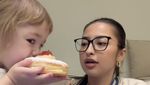 Gemas! Aksi Kamari Review Donat Chewys Topping Stroberi Favoritnya