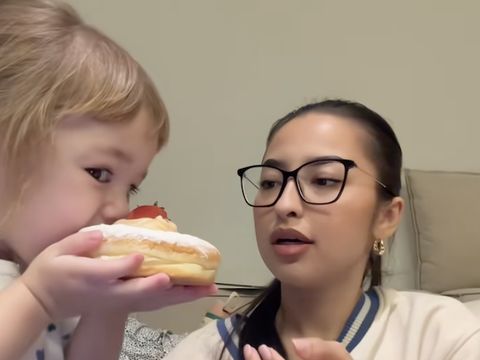 Gemas! Aksi Kamari Review Donat Chewy's Favoritnya Topping Stroberi