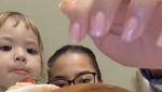 Gemas! Aksi Kamari Review Donat Chewys Topping Stroberi Favoritnya