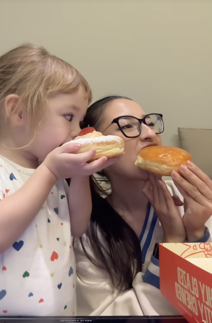 Gemas! Aksi Kamari Review Donat Chewy's Favoritnya Topping Stroberi