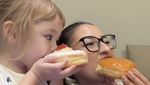 Gemas! Aksi Kamari Review Donat Chewys Topping Stroberi Favoritnya