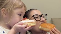 Begini momen kompak wanita 21 tahun ini saat review donat bareng sang anak. Mereka bersemangat mencicipi donat yang tampak empuk ini. Foto: TikTok jennifer.coppen