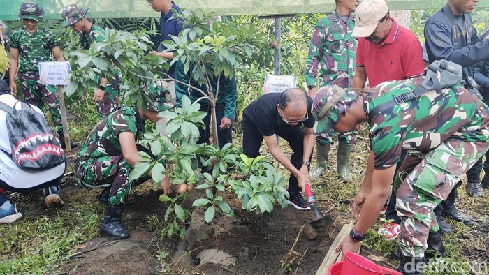 Gubernur Bali Wayan KosterΒ serta pejabat lainnya saat gotong royong bersih sungai dan penanaman pohon di bantaran sungai Tukad Ayung, Badung, Minggu (26/10/2025). (Foto: Agus Eka/detikBali) Gubernur Bali Wayan KosterΒ serta pejabat lainnya saat gotong royong bersih sungai dan penanaman pohon di bantaran sungai Tukad Ayung, Badung, Minggu (26/10/2025). (Foto: Agus Eka/detikBali)