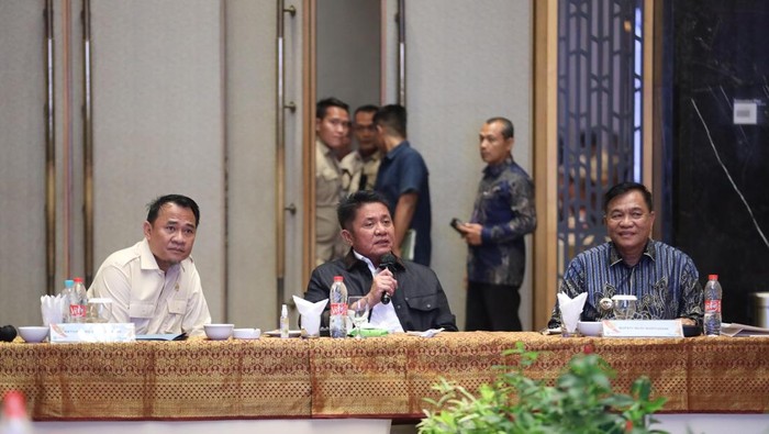 Gubernur Sumsel Herman Deru (tengah) saat rapat terkait progres pembangunan Jembatan Lalan, Muba. Gubernur Sumsel Herman Deru (tengah) saat rapat terkait progres pembangunan Jembatan Lalan, Muba.