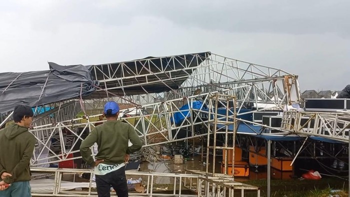 Hujan deras dan angin kencang menyebabkan panggung dan tenda ambruk di Gunungsindur Expo, Bogor. (dok.istimewa) Hujan deras dan angin kencang menyebabkan panggung dan tenda ambruk di Gunungsindur Expo, Bogor. (dok.istimewa)