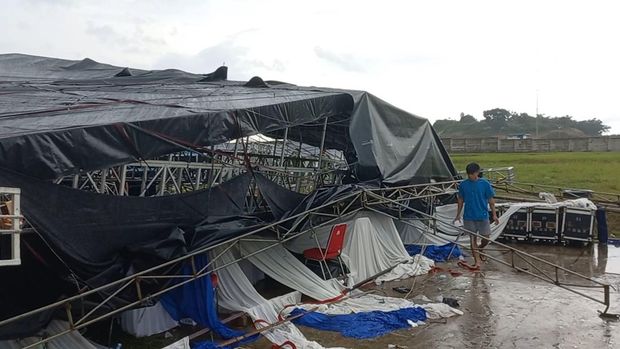 Hujan deras dan angin kencang menyebabkan panggung dan tenda ambruk di Gunungsindur Expo, Bogor. (dok.istimewa) Hujan deras dan angin kencang menyebabkan panggung dan tenda ambruk di Gunungsindur Expo, Bogor. (dok.istimewa)