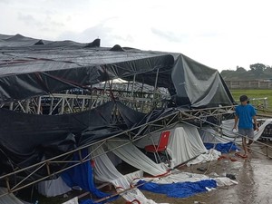 Momen Tenda-Panggung Ambruk Diterpa Angin di Bogor, Warga Teriak Histeris