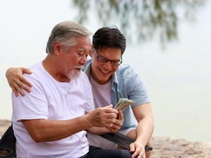Hukum Suami Menafkahi Orang Tua Tanpa Sepengetahuan Istri