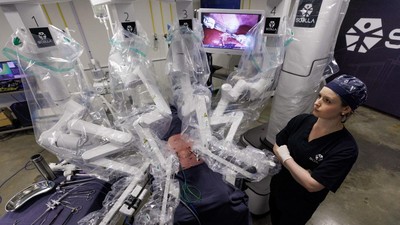 Intip Dokter Lakukan Operasi Robotik Pertama dari Ribuan Kilometer via Internet