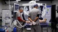 Para teknisi mempersiapkan seekor babi untuk telesurgery robotik antarnegara bagian pertama di Brasil. Pada Jumat (10/10) tim medis Brasil berhasil melakukan telesurgery robotik antarnegara bagian, mengoperasi babi dari jarak jauh antara Campo Largo di negara bagian Parana dan Joao Pessoa di negara bagian Paraiba, yang berjarak lebih dari 3.000 kilometer (1.824 mil). Foto: REUTERS/Rodolfo Buhrer