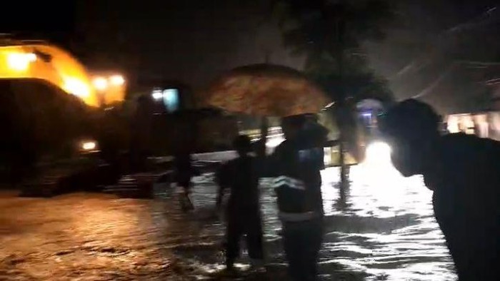 Jalan Poros Barru-Parepare terendam banjir. Jalan Poros Barru-Parepare terendam banjir.
