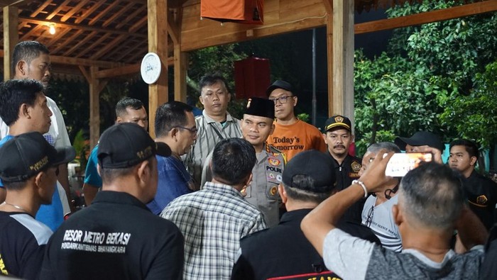 Kapolres Bekasi saat Dialog Bareng Warga Kapolres Bekasi saat Dialog Bareng Warga