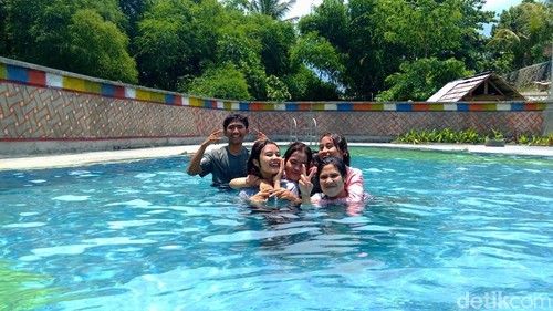 Kebon Telaga, Desa Sukamulia, Kecamatan Sukamulia, Lombok Timur, NTB, tempat wisata murah yang menawarkan serunya berenang dan belajar bertani.