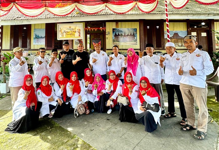 Ketua Umum Dewan Pimpinan Pusat (DPP) Ikatan Keluarga Minang (IKM) Andre Rosiade menyalurkan bantuan Rp 100 juta dan akan menyalurkan ambulans untuk perantau Minang di Maluku Utara (Malut). Ketua Umum Dewan Pimpinan Pusat (DPP) Ikatan Keluarga Minang (IKM) Andre Rosiade menyalurkan bantuan Rp 100 juta dan akan menyalurkan ambulans untuk perantau Minang di Maluku Utara (Malut).
