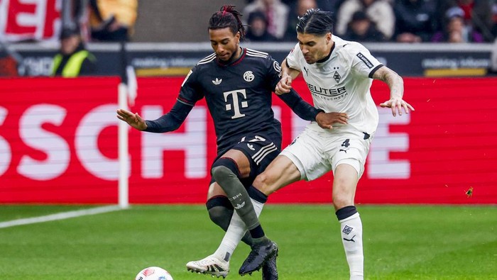 kevin diks michael olise borussia moenchengladbach vs bayern munich bundesliga liga jerman Mönchengladbach, Germany - October 25: Michael Olise of FC Bayern München and Kevin Diks of Borussia Mönchengladbach battle for the ball during the Bundesliga match between Borussia Mönchengladbach and FC Bayern München at Stadion im Borussia-Park on October 25, 2025 in Mönchengladbach, Germany. (Photo by Marcel ter Bals/DeFodi Images/DeFodi via Getty Images)