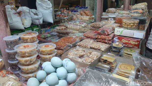 Kios jajan pasar di Pasar Tebet Timur, Jaksel Kios jajan pasar di Pasar Tebet Timur, Jaksel