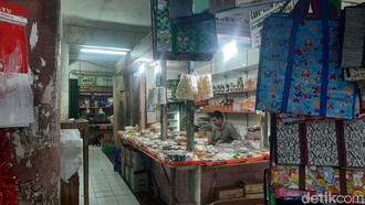 Kios Jajan Pasar dan Kue Jadul Terakhir di Pasar Tebet Timur Kios Jajan Pasar dan Kue Jadul Terakhir di Pasar Tebet Timur