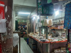 Kios Jajan Pasar dan Kue Jadul Terakhir di Pasar Tebet Timur