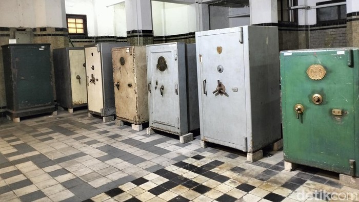 Koleksi brankas di Museum Mandiri, Jakarta Barat