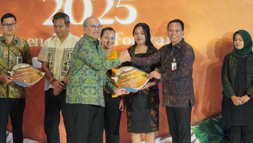 Kpw BI Bali, Erwin Soeriadimadja, menyerahkan apresiasi kepada BPD Bali terkait penyaluran kredit UMKM Rp12,55 triliun. Apresiasi diterima Dirut BPD Bali, I Nyoman Sudharma, dalam acara Bali Green Economy Forum, Jumat (24/10/2025). (Dok. BPD Bali)